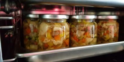 Händler - Salzburg-Stadt (Salzburg) - Herstellung Duke of Foods Menüs / Einweckvorgang im Dampfgarer, um sehr lange Haltbarkeit zu gewährleisten - Duke of Foods e.U.