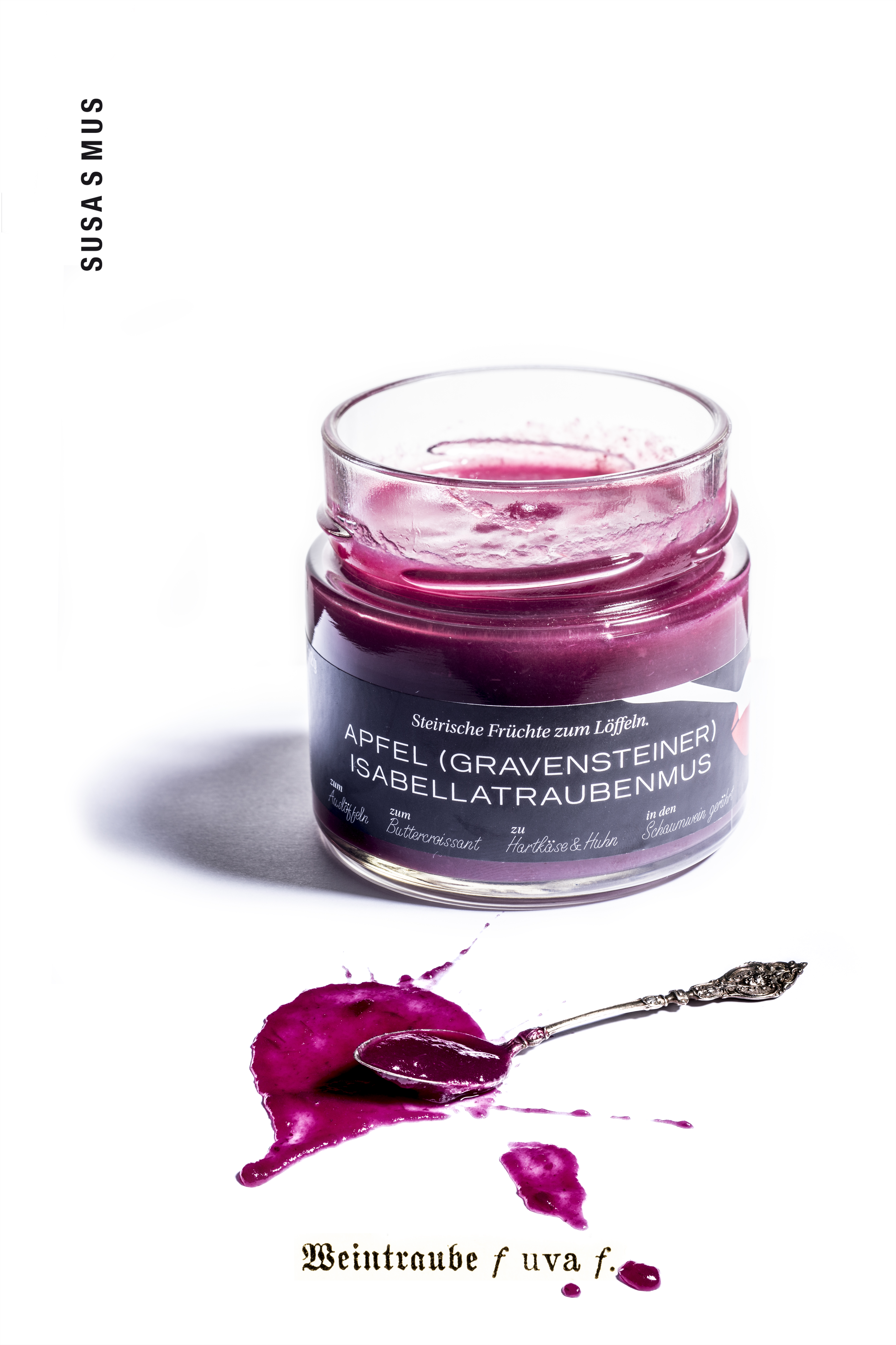 Direktvermarkter: SUSA S Apfel (Gravensteiner) Isabellatrauben MUS schmeckt so fruchtig, dass man es am Liebsten gleich auslöffelt.   Was fast ein bisschen schade ist, denn SUSA S Apfel (Gravensteiner) Isabellatrauben MUS begleitet auch ganz hervorragend salzigen Bergkäse oder milden Ziegenbrie. Unbedingt auch mal ein Brathuhn damit eincremen, bevor man es in den Ofen schiebt. In den Schaumwein  gerührt, erfreut SUSA S Apfel (Gravensteiner) Isabellatrauben MUS dank seinem Walderdbeeraroma Gaumen &  Auge. Im Joghurt pur, oder  mit Müsli sorgt diese Sorte für wirklich fruchtige Momente.  Dieses Duo kommt ganz ohne Rohrzucker aus und wurde zur Gänze in einem herrlich naturbelassenen  steirischen Privatgarten geerntet.
(c) Christian Jungwirth - SUSA S MUS   Steirische Früchte zum Löffeln
