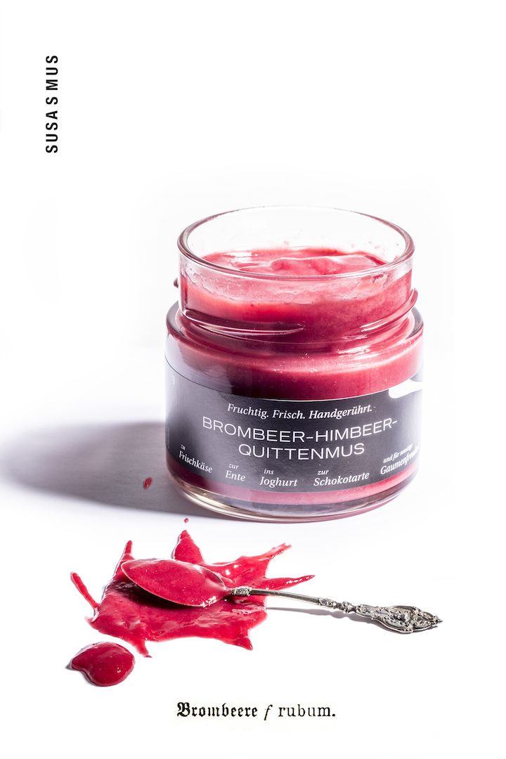 Direktvermarkter: SUSA S Brombeer Himbeer Quitten MUS ist ziemlich außergewöhnlich und nichts für einfache Gaumen. Wenngleich die Himbeere den Ton angibt, drängt sich schon beim nächsten Löffel selbstbewusst die Quitte in den Vordergrund, dicht gefolgt von der fruchtig-würzigen Brombeere. Kurzum, man darf sich auf eine wahre Fruchtexplosion freuen! SUSA S Brombeer Himbeer Quitten MUS ist, wenn es nicht sofort ausgelöffelt wird, ein wunderbarer Begleiter von Kuh- und Ziegenfrischkäse, ist sich aber auch nicht zu fein, die Frühstückssemmel zu schmücken oder ein Cremejoghurt zu verzieren, und erfreut so Gaumen und Auge gleichermaßen. Natürlich schmeckt diese fruchtige Kombination auch zur Schokolade ganz hervorragend.




(c) Christian Jungwirth - SUSA S MUS   Steirische Früchte zum Löffeln