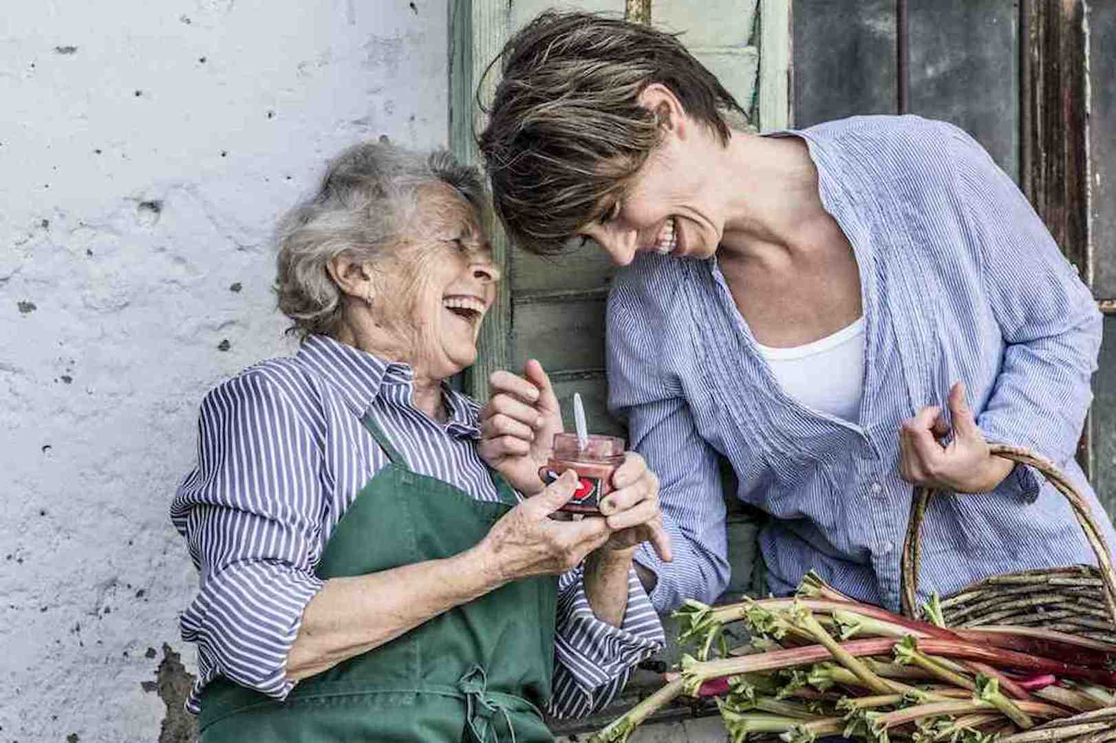 Direktvermarkter: die Köchin, Susa mit einer Lieferantin (Franzi die Rhabarberbäuerin)  - SUSA S MUS   Steirische Früchte zum Löffeln