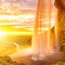Betrieb: Wasserfall getaucht in goldenes Licht - Clemens Pistauer Energetiker