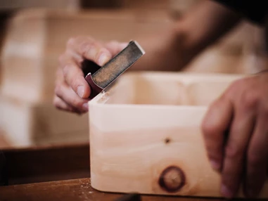 Betrieb: Brotbox aus Zirbe - Einrichtungswerkstätte Gross GMBH & COKG