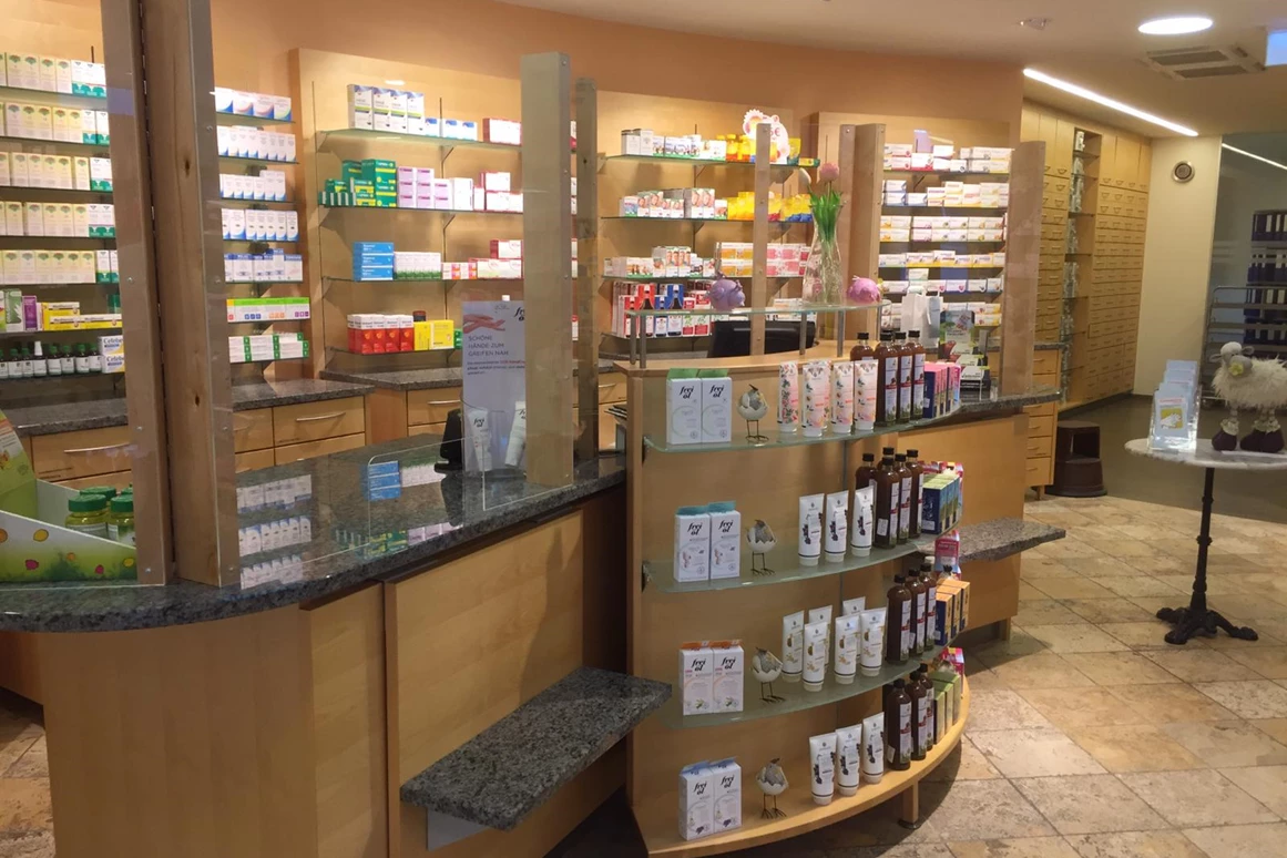 Betrieb: Schutzwand Aus Plexiglas  - Einrichtungswerkstätte Gross GMBH & COKG