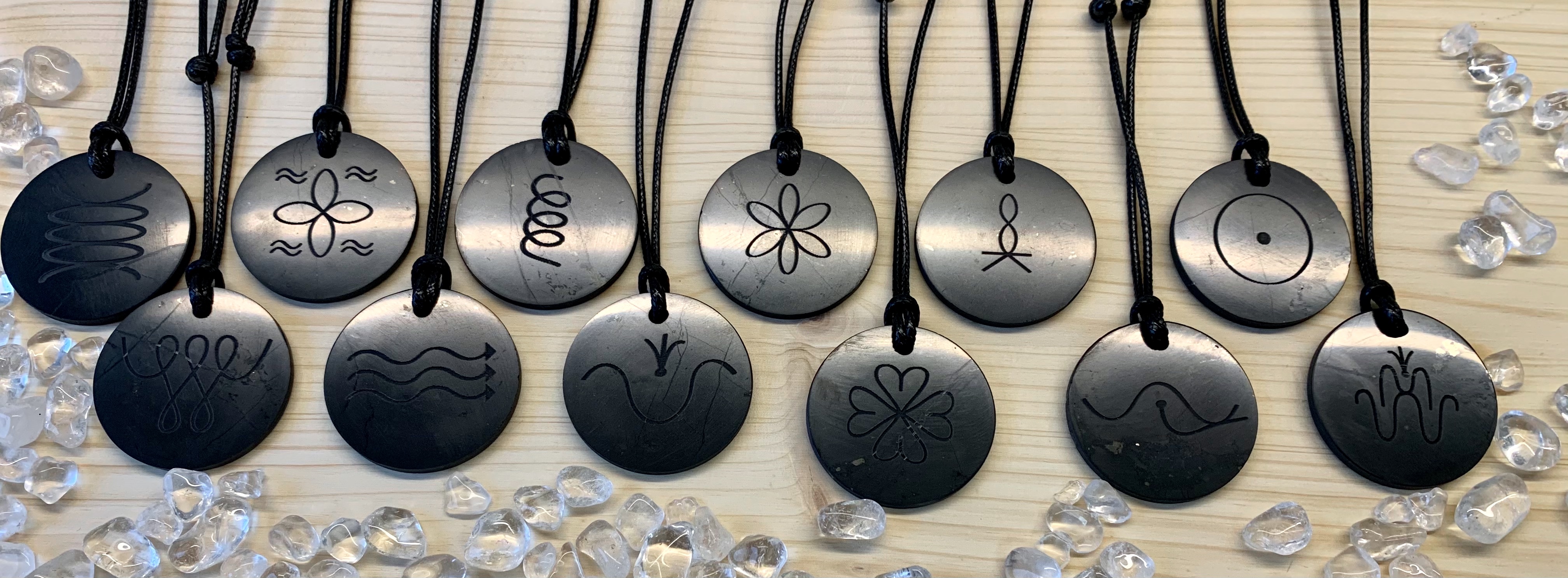 Ferdinanda’s  Produkt-Beispiele Schungit-Symbol-Amulette