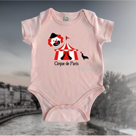 Direktvermarkter: Baby-Body-"Paris" 
Unsere Wohlfühl-Bodies für die ganz Kleinen werden fair produziert und sind aus 100% zertifizierter Bio-Baumwolle gefertigt. Bunte Aufdrucke im Familylook sorgen für einen fröhlichen Start ins Leben. - mr2 familylook