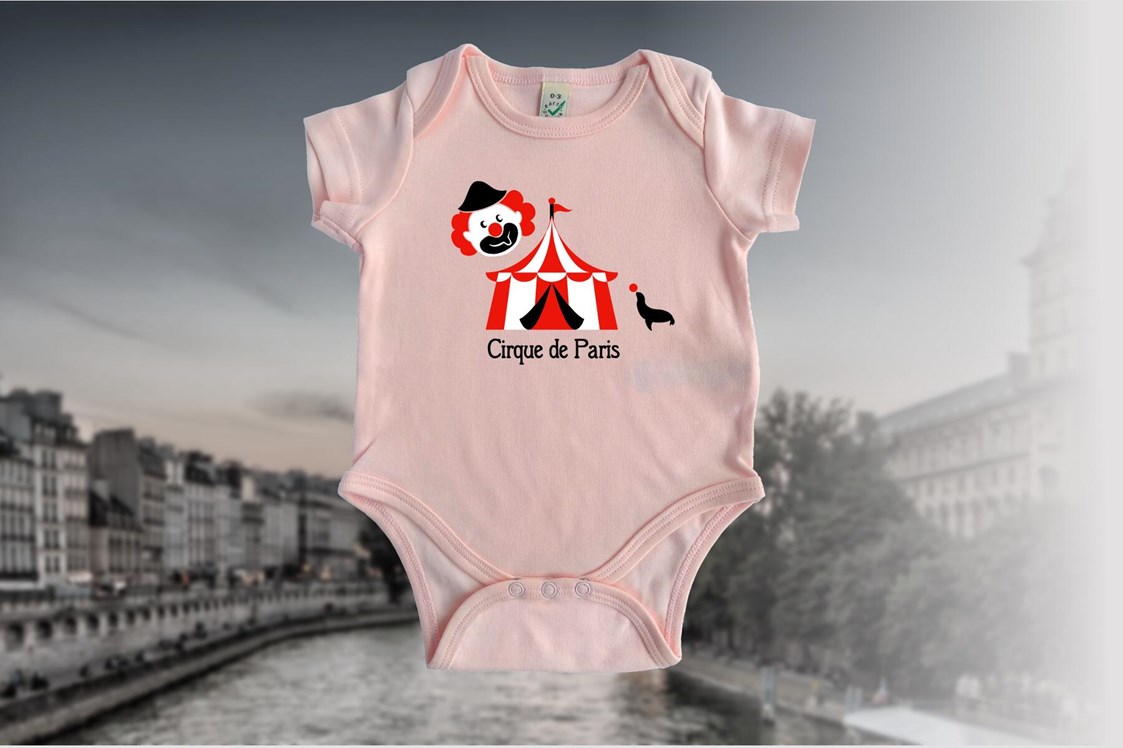 Direktvermarkter: Baby-Body-"Paris" 
Unsere Wohlfühl-Bodies für die ganz Kleinen werden fair produziert und sind aus 100% zertifizierter Bio-Baumwolle gefertigt. Bunte Aufdrucke im Familylook sorgen für einen fröhlichen Start ins Leben. - mr2 familylook