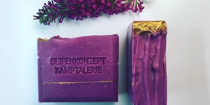 Händler - Niederösterreich - Rosenseife rosen_weihrauch mit Olivenöl (kbA), Babassuöl (kbA) und Rizinusöl (kbA)
Duftend nach Rose und Weihrauch - Seifenkonzept Kamptalerie