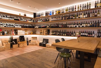 Unternehmen: Wir haben ein breites Angebot an Weinen und Spirituosen - Weinhaus Wakolbinger