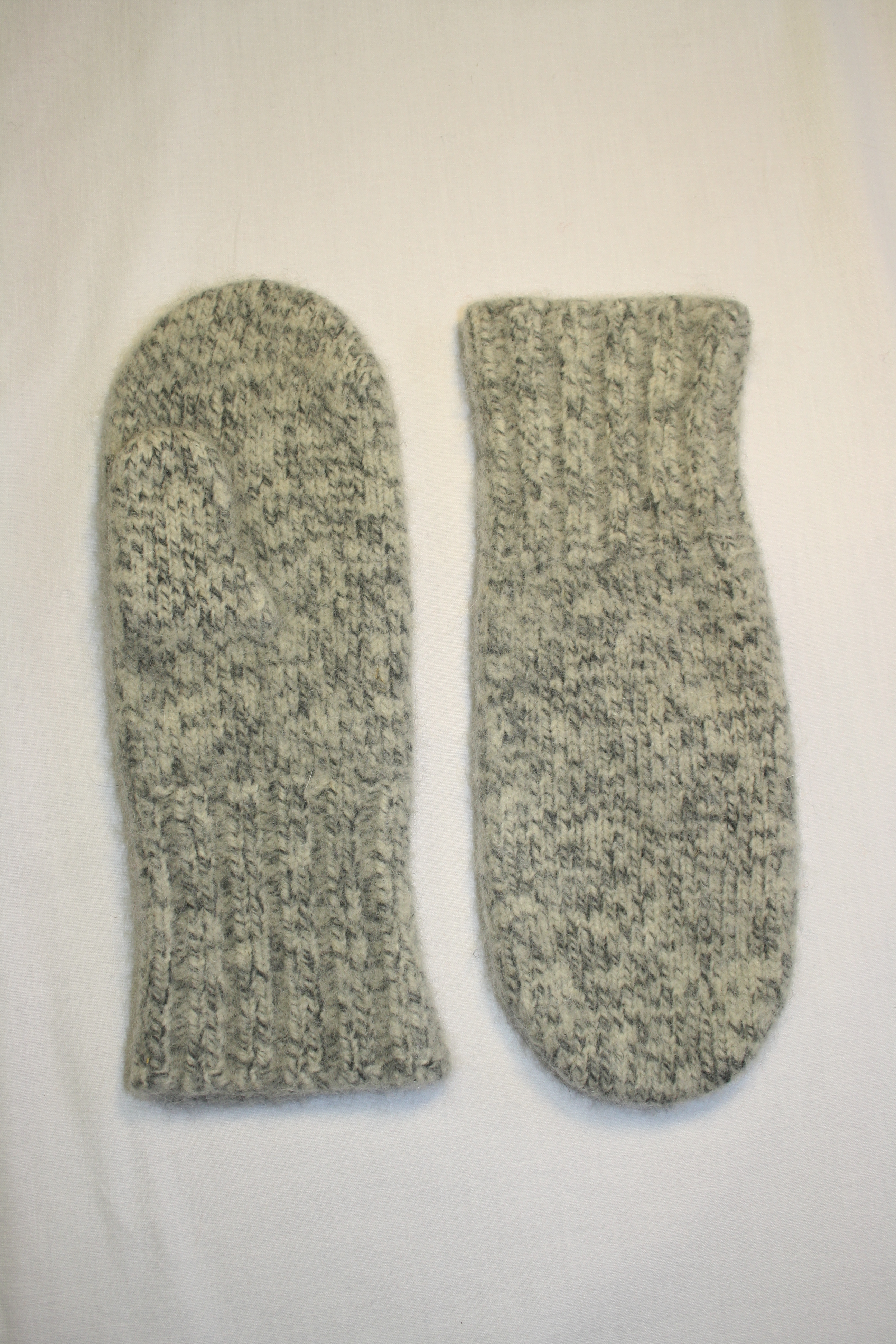 Direktvermarkter: Walkfäustling graumele 
- der Originale Schafwollfäustling

 - Huber Strick/Walkwaren    www.huberwalk.at