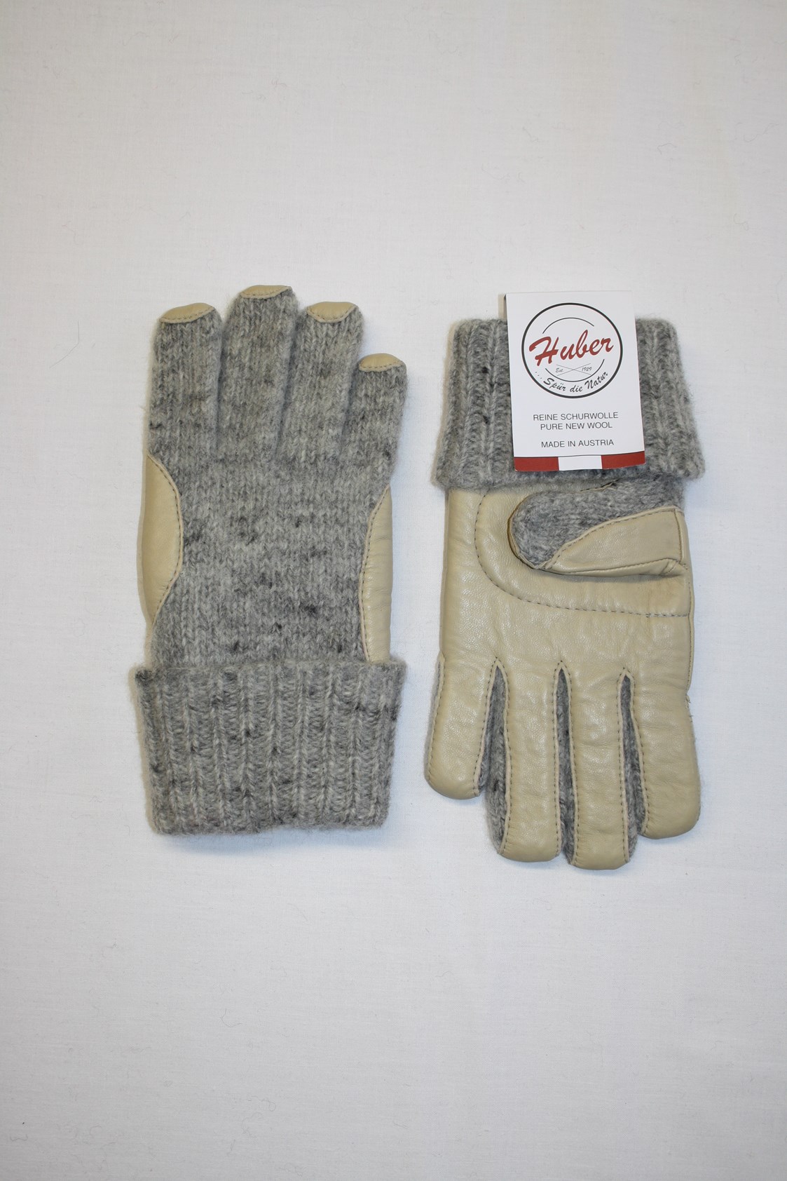 Unternehmen: Walk-Fingerhandschuhe mit Lederbesatz - Huber Strick/Walkwaren    Wollwarenerzeugung