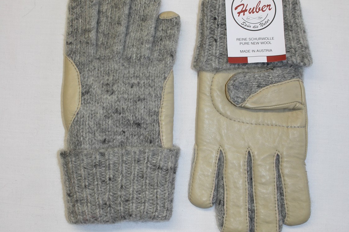 Unternehmen: Walk-Fingerhandschuhe mit Lederbesatz - Huber Strick/Walkwaren    Wollwarenerzeugung