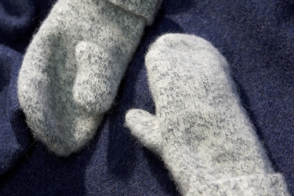Unternehmen: Handschuhe aus extra schwerer Qualität, für extreme Kälte.

  Walkfäustling EXTREME
  Sehr strapazierfähig;perfekt gegen Kälte, Nässe und Wind
Ihr wärmender Begleiter bei rauen  und eisigen Bedingungen. - Huber Strick/Walkwaren    Wollwarenerzeugung