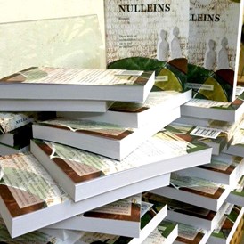 Unternehmen: der Taschenbuchroman NULLEINS, eine kritisch-humorvolle Geschichte über unser Digitales Zeitalter, ist in einer regionalen Druckerei vervielfältigt nach den Richtlinien des Österreichischen Umweltzeichens.
auch als 9-stündiges Hörbuch erhältlich - Astrid Sänger