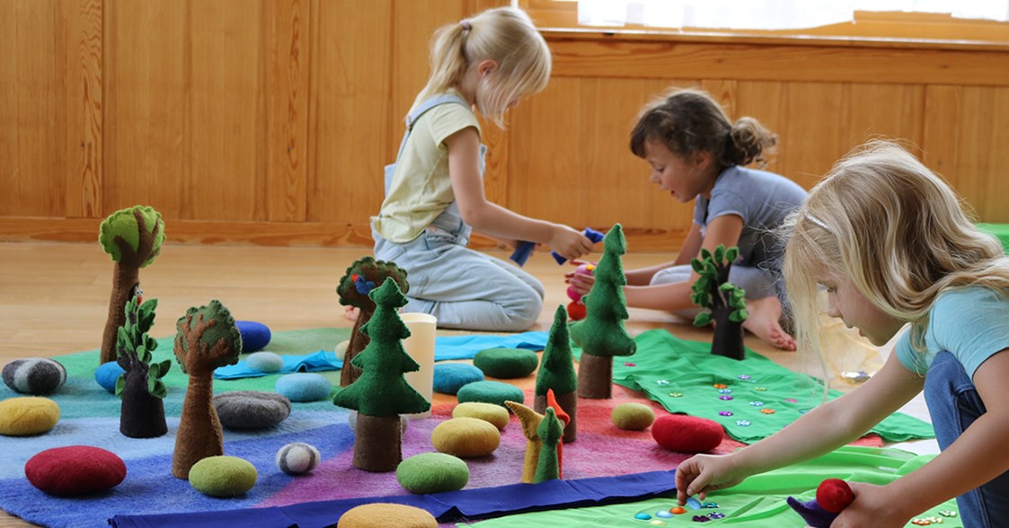 Unternehmen: Kinder spielen mit den Fair-Trade Filzmaterialien von Höller Spiel - Höller Spiel e.U.