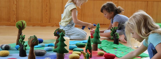Unternehmen: Kinder spielen mit den Fair-Trade Filzmaterialien von Höller Spiel - Höller Spiel e.U.