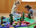 Unternehmen: Kinder spielen mit den Fair-Trade Filzmaterialien von Höller Spiel - Höller Spiel e.U.