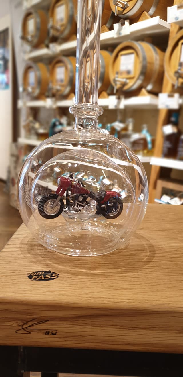 vomFASS St. Pölten Produkt-Beispiele Harley in befüllbarer Flasche