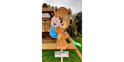 Händler - Gleisdorf - Sehr beliebt als Alternative zum traditionellen Storch aus Holz ist unser Baby-Bär aus Holz. - Sweet-Prints.at
