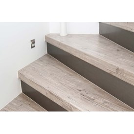 Unternehmen: Wunderschön verkleidete Treppe mit Stufen aus Laminat.
Laminatstufen, Trittstufen aus Laminat, Renovierungsstufe, Renovierungsstufen - RenoShop Renovierungssysteme