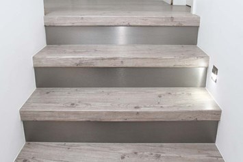Unternehmen: Wunderschön verkleidete Treppe mit Stufen aus Laminat.
Laminatstufen, Trittstufen aus Laminat, Renovierungsstufe, Renovierungsstufen - RenoShop Renovierungssysteme