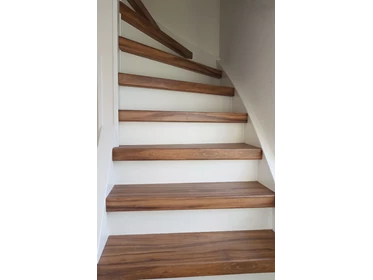 Unternehmen: Wunderschön verkleidete Treppe mit Stufen aus Laminat.
Laminatstufen, Trittstufen aus Laminat, Renovierungsstufe, Renovierungsstufen - RenoShop Renovierungssysteme