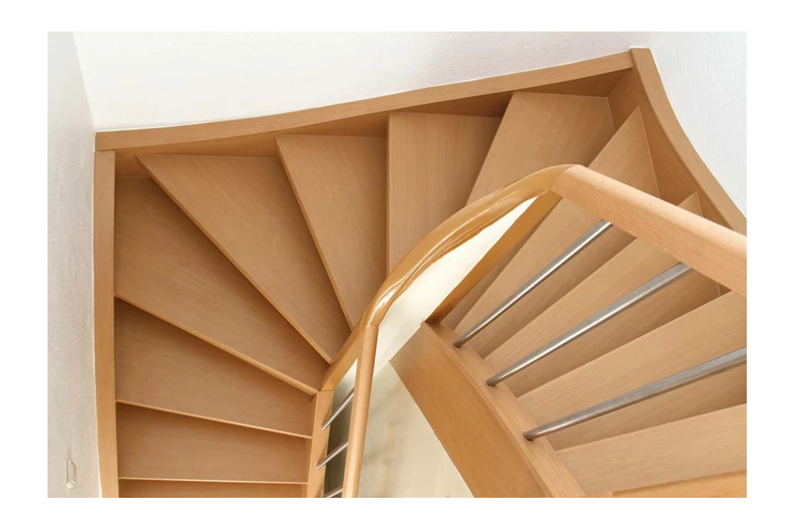 Unternehmen: Laminatstufen im Dekor Buche. Auch Ihre Treppe können Sie selber renovieren und die alten Trittstufen durch neue Stufen aus Laminat ersetzten. - RenoShop Renovierungssysteme