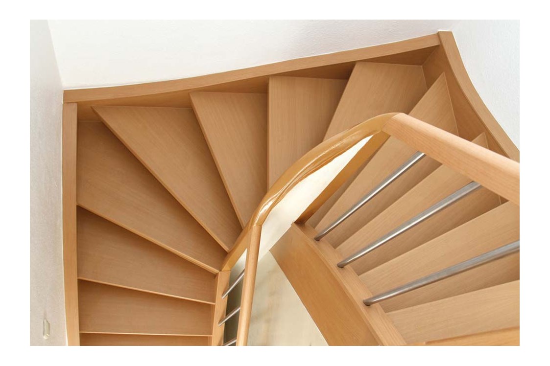 Unternehmen: Laminatstufen im Dekor Buche. Auch Ihre Treppe können Sie selber renovieren und die alten Trittstufen durch neue Stufen aus Laminat ersetzten. - RenoShop Renovierungssysteme