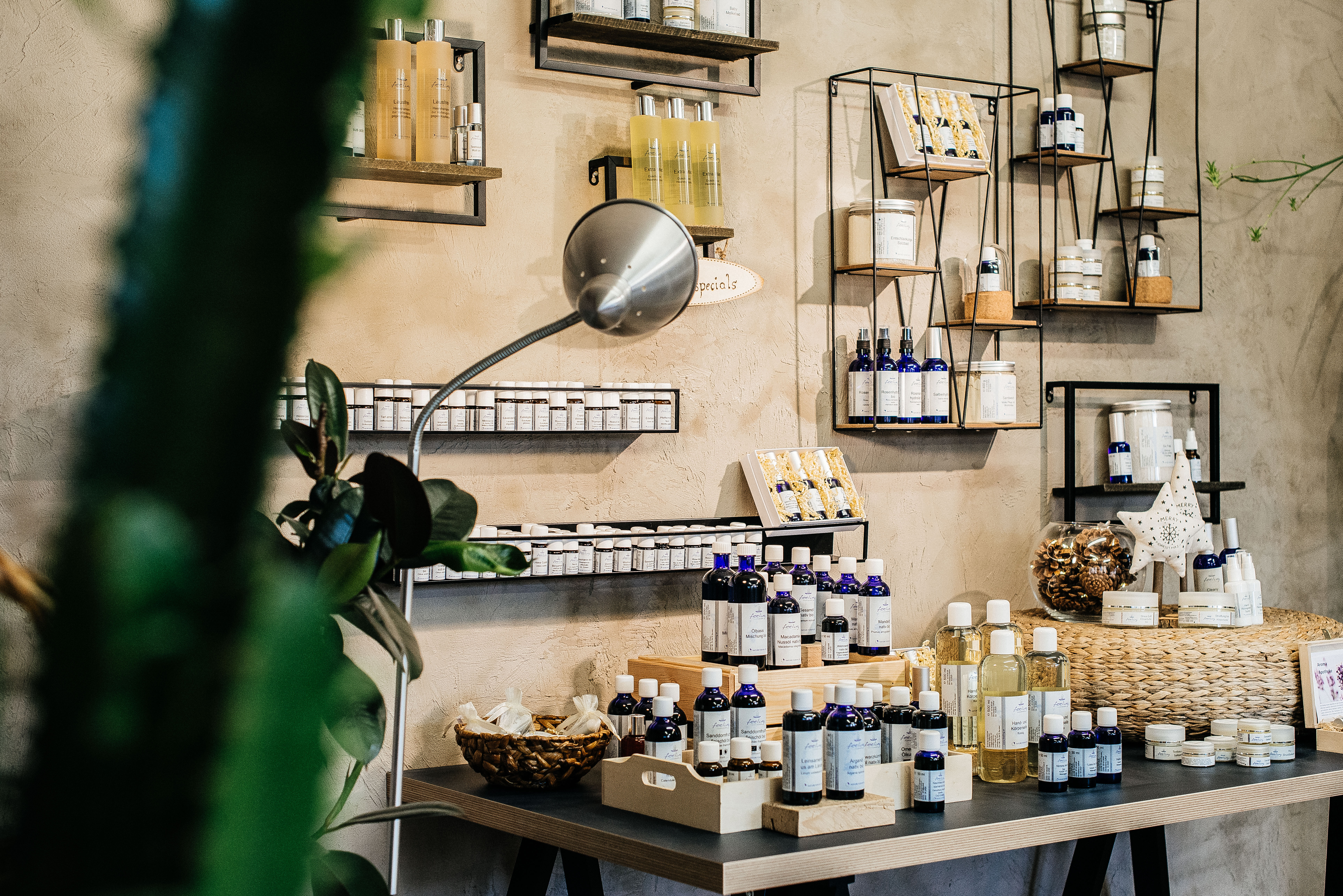 Unternehmen: Ätherische Öle, Naturkosmetik von feeling aus Vorarlberg - AromaSpecials Gesundheitszentrum