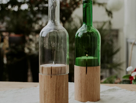 Unternehmen: Upcycling Windlicht aus Weinflasche und Eichenholzfuß - fairschenkt