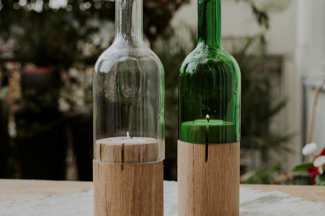 Unternehmen: Upcycling Windlicht aus Weinflasche und Eichenholzfuß - fairschenkt