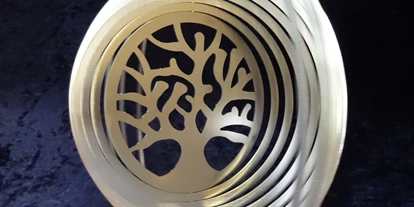 Händler - Ried im Innkreis - Diverse Windspiele
Beispiel: Windspiel Motiv "Baum des Lebens"
Weitere Modelle im Onlinekatalog http://www.zauberstahl.de/oshop/  - Zauberstahl / Susanne Adam