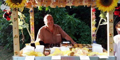 Händler - Wildendürnbach - Norbert Hartner am Verkaufstand in Poysbrunn - BIENENWABE ÖSTERREICH