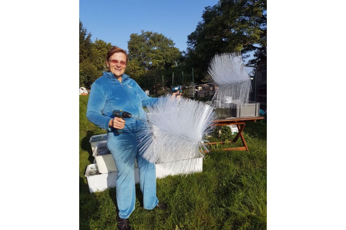 Unternehmen: Eva Hartner, bei Reinigungsarbeiten der Futtergläser für die Bienen - Österreich