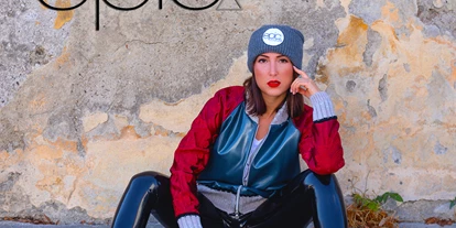 Händler - Industrieviertel - Im Wiener Couture- Atelier werden durch traditionelle Handwerkskunst gepaart mit neuen Ansätzen von Verarbeitungstechniken, extravagante und Einzigartige Designs geschaffen. In unserem Shop kauft man kein Produkt oder einfach nur ein Kleidungsstück, man entscheidet sich seine individuelle Persönlichkeit durch die Mode zu inszenieren und zu unterstreichen. - epic-couture
