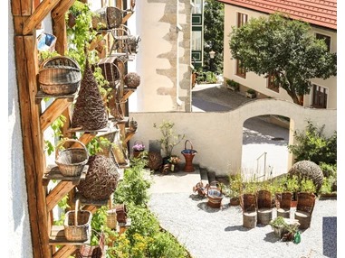 Unternehmen: Hinter der Wallfahrtskirche "Maria Rast" befinden sich seit dem Jahr 2007 die "Kloster-Schul-Werkstätten", welche vom Erlebnismuseumsverein Schönbach betrieben werden. 
Die Namensgebung für den Betrieb setzt sich aus verschiedenen Zeit Epochen zusammen. Kloster (ehemaliges Hieronymitanerkloster 1698 bis 1828) - Schul (ehemalige Schule der Marktgemeinde Schönbach (1868 bis 2003) - Werkstätten (seit 2007 Produktionsstätte für Naturseifen und Korbwaren) - Kloster-Schul-Werkstätten Schönbach