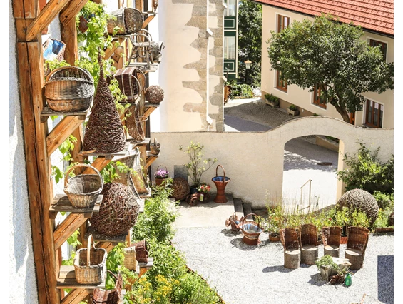 Unternehmen: Hinter der Wallfahrtskirche "Maria Rast" befinden sich seit dem Jahr 2007 die "Kloster-Schul-Werkstätten", welche vom Erlebnismuseumsverein Schönbach betrieben werden. 
Die Namensgebung für den Betrieb setzt sich aus verschiedenen Zeit Epochen zusammen. Kloster (ehemaliges Hieronymitanerkloster 1698 bis 1828) - Schul (ehemalige Schule der Marktgemeinde Schönbach (1868 bis 2003) - Werkstätten (seit 2007 Produktionsstätte für Naturseifen und Korbwaren) - Kloster-Schul-Werkstätten Schönbach