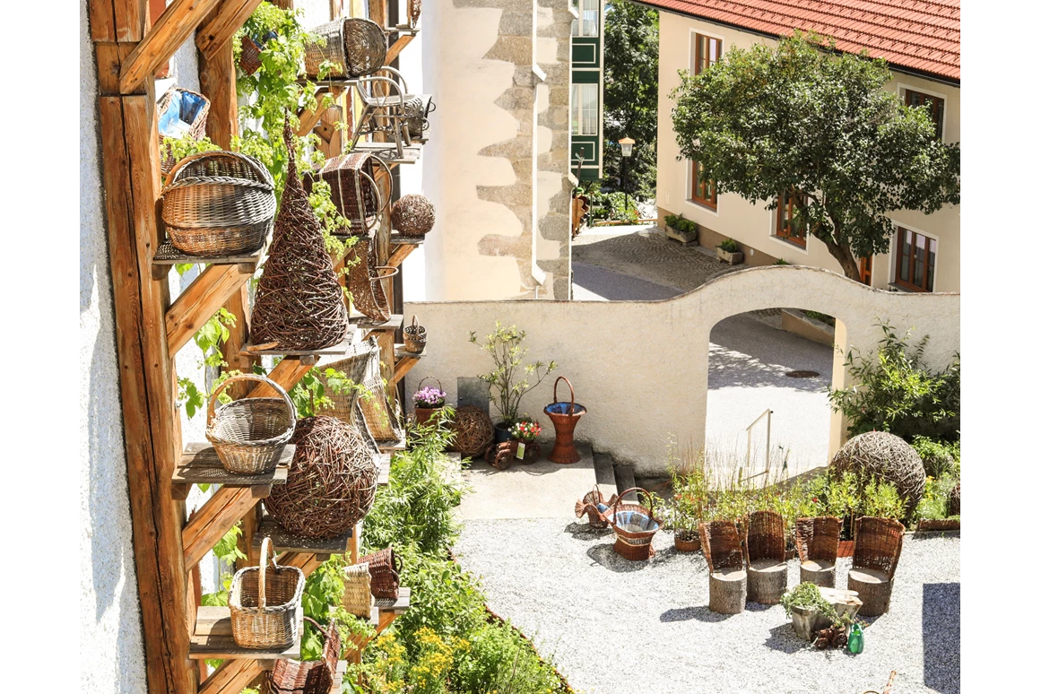 Unternehmen: Hinter der Wallfahrtskirche "Maria Rast" befinden sich seit dem Jahr 2007 die "Kloster-Schul-Werkstätten", welche vom Erlebnismuseumsverein Schönbach betrieben werden. 
Die Namensgebung für den Betrieb setzt sich aus verschiedenen Zeit Epochen zusammen. Kloster (ehemaliges Hieronymitanerkloster 1698 bis 1828) - Schul (ehemalige Schule der Marktgemeinde Schönbach (1868 bis 2003) - Werkstätten (seit 2007 Produktionsstätte für Naturseifen und Korbwaren) - Kloster-Schul-Werkstätten Schönbach