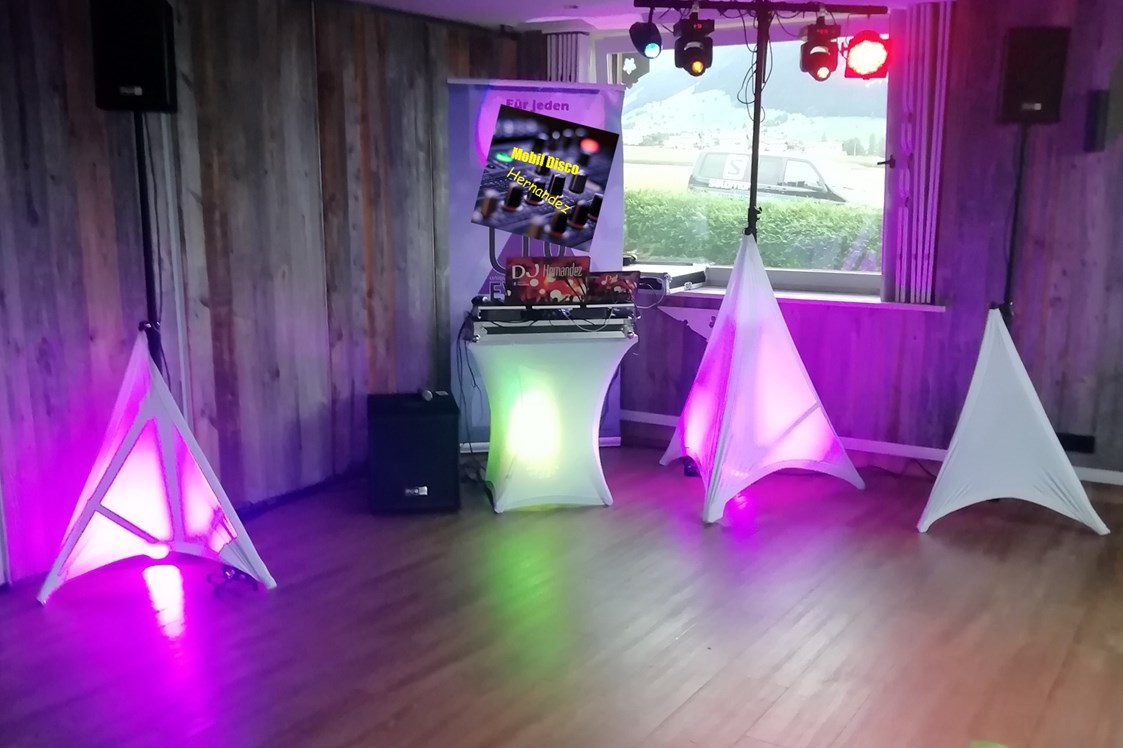 Betrieb: Sie möchten auf Ihrer Hochzeit in Tirol tolle Musik zum Feiern und tanzen? Dann ist DJ Hernandez die richtige Wahl. Ob 80er , 90er, Charts, Pop, Rock oder Schlager.  DJ Hernandez hat für jeden Geschmack die passende Musik.

  - DJ Hernandez 