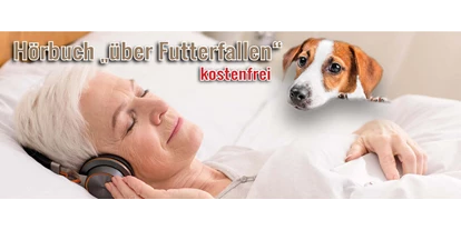 Händler - Großwilfersdorf - Das Bild zeigt eine Frau entspannt im Bett liegend, daneben sitzt ein kleiner schwarz-weiß gefleckter Hund. Geschrieben steht „Hörbuch über Futterfallen kostenfrei!" - Fedor® Tiernahrung