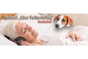 Unternehmen: Das Bild zeigt eine Frau entspannt im Bett liegend, daneben sitzt ein kleiner schwarz-weiß gefleckter Hund. Geschrieben steht „Hörbuch über Futterfallen kostenfrei!" - Fedor® Tiernahrung