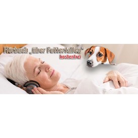 Unternehmen: Das Bild zeigt eine Frau entspannt im Bett liegend, daneben sitzt ein kleiner schwarz-weiß gefleckter Hund. Geschrieben steht „Hörbuch über Futterfallen kostenfrei!" - Fedor® Tiernahrung