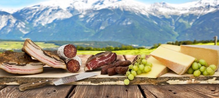 Unternehmen: Käse + Speck aus dem Bregenzerwald Trauben Berglandschaft Holzbrett Speckmesser - Anitas Almwagerl