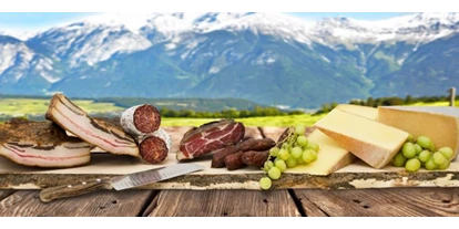 Händler - überwiegend regionale Produkte - Traunviertel - Käse + Speck aus dem Bregenzerwald Trauben Berglandschaft Holzbrett Speckmesser - Anitas Almwagerl