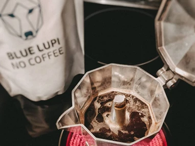 Unternehmen: Zubereitung des Lupinenkaffees über die Espressokanne - Bluelupi