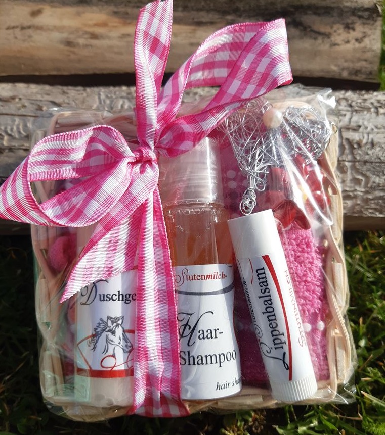 Händler - PLZ 3390 (Österreich) - Geschenkkorb
* Duschgel
* Haarshampoo
* Lippenbalsam
* Waschlappen - Stutenmilchhof Gallistl