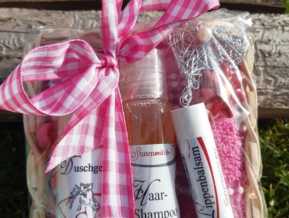 Unternehmen: Geschenkkorb
* Duschgel
* Haarshampoo
* Lippenbalsam
* Waschlappen - Stutenmilchhof Gallistl