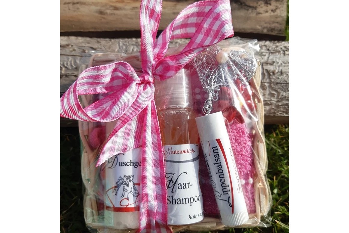 Unternehmen: Geschenkkorb
* Duschgel
* Haarshampoo
* Lippenbalsam
* Waschlappen - Stutenmilchhof Gallistl