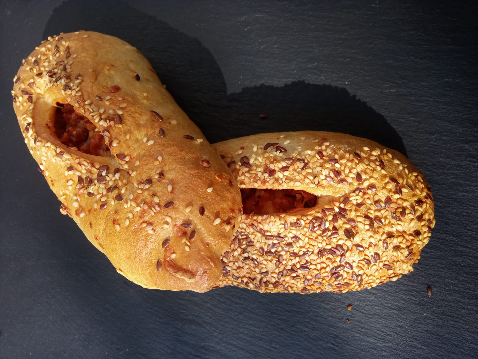 Händler - digitale Lieferung: Beratung via Video-Telefonie - Österreich - Pikantes Diavolo Weckerl. Feines Weizen und Roggengebäck gefüllt mit Mühlviertler Bauspeck und Jalapeno Flocken.
www.snacks.co.at - Markenmacher 