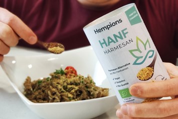 Unternehmen: Unsere neuste Innovation:
Hanf Harmesan - die würzige Streukäse Alternative aus Hanfsamen
Reich an Omega-3 und Protein - Hempions