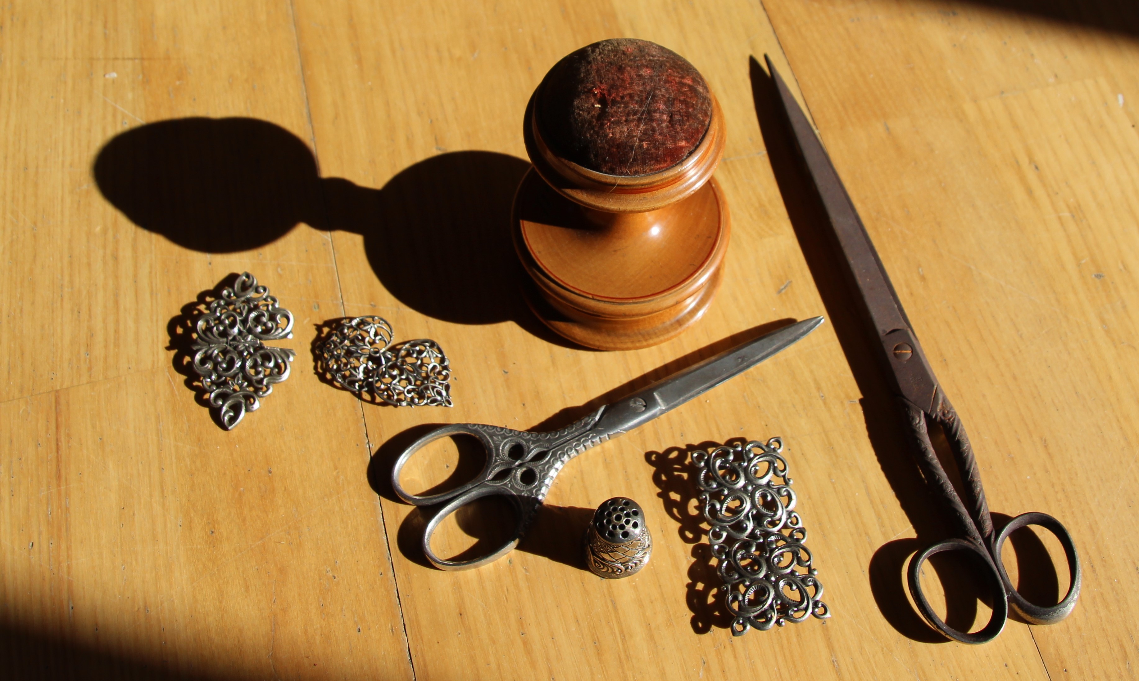 Händler - Salzburg - Schneiderschere, Fingerhut, Nadelkissen,... antik - Die Meisterschneiderin, Meisterwerkstatt für Maß- und Änderungsschneiderei